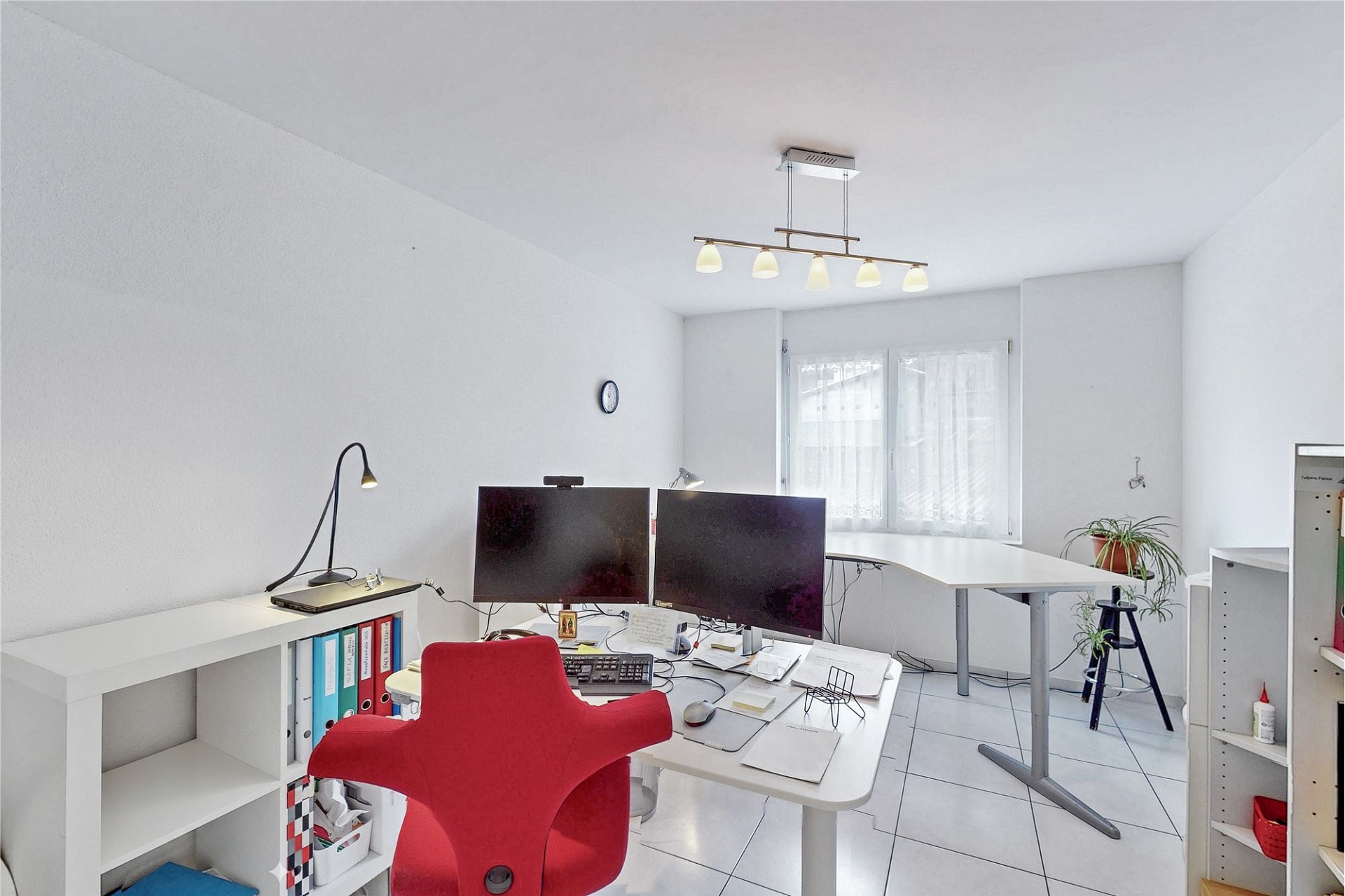 Helles Homeoffice mit Arbeitsplätzen