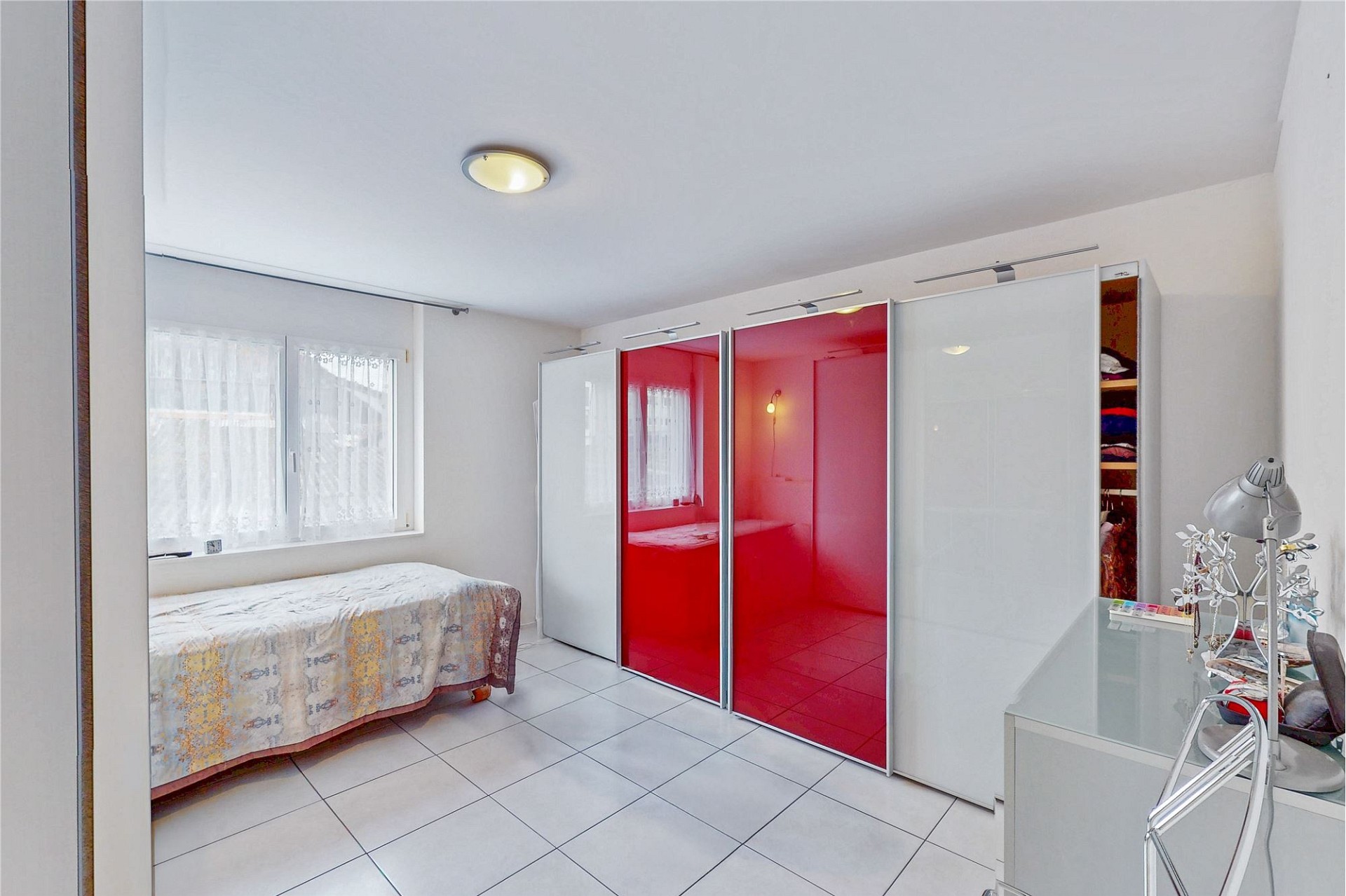 Helles Schlafzimmer mit Kleiderschrank