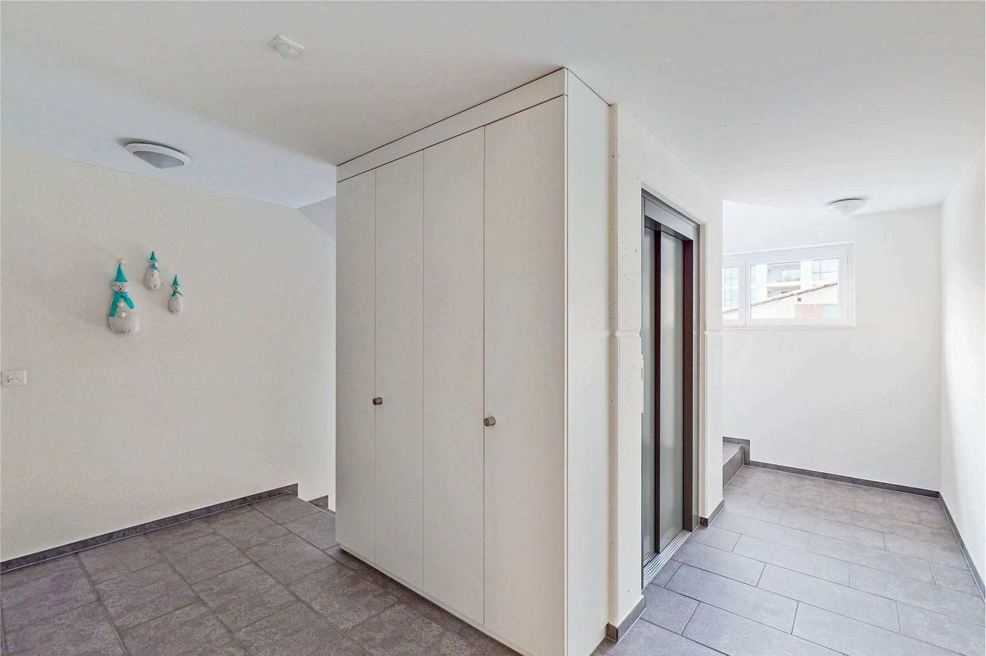 Heller Eingangsbereich mit Flur und Einbauschrank