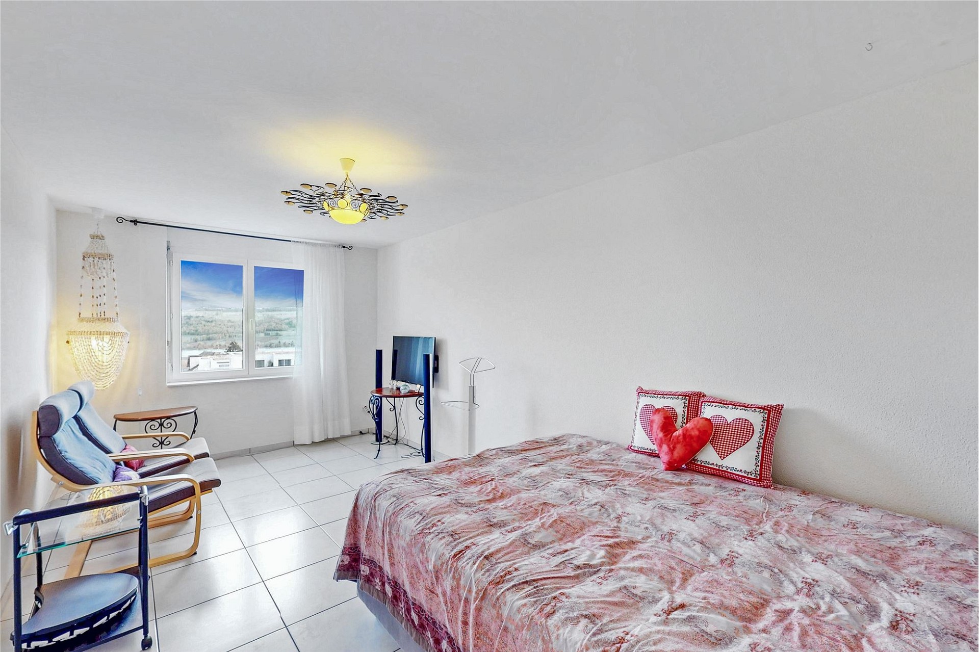 Helles Schlafzimmer mit einfacher Möblierung