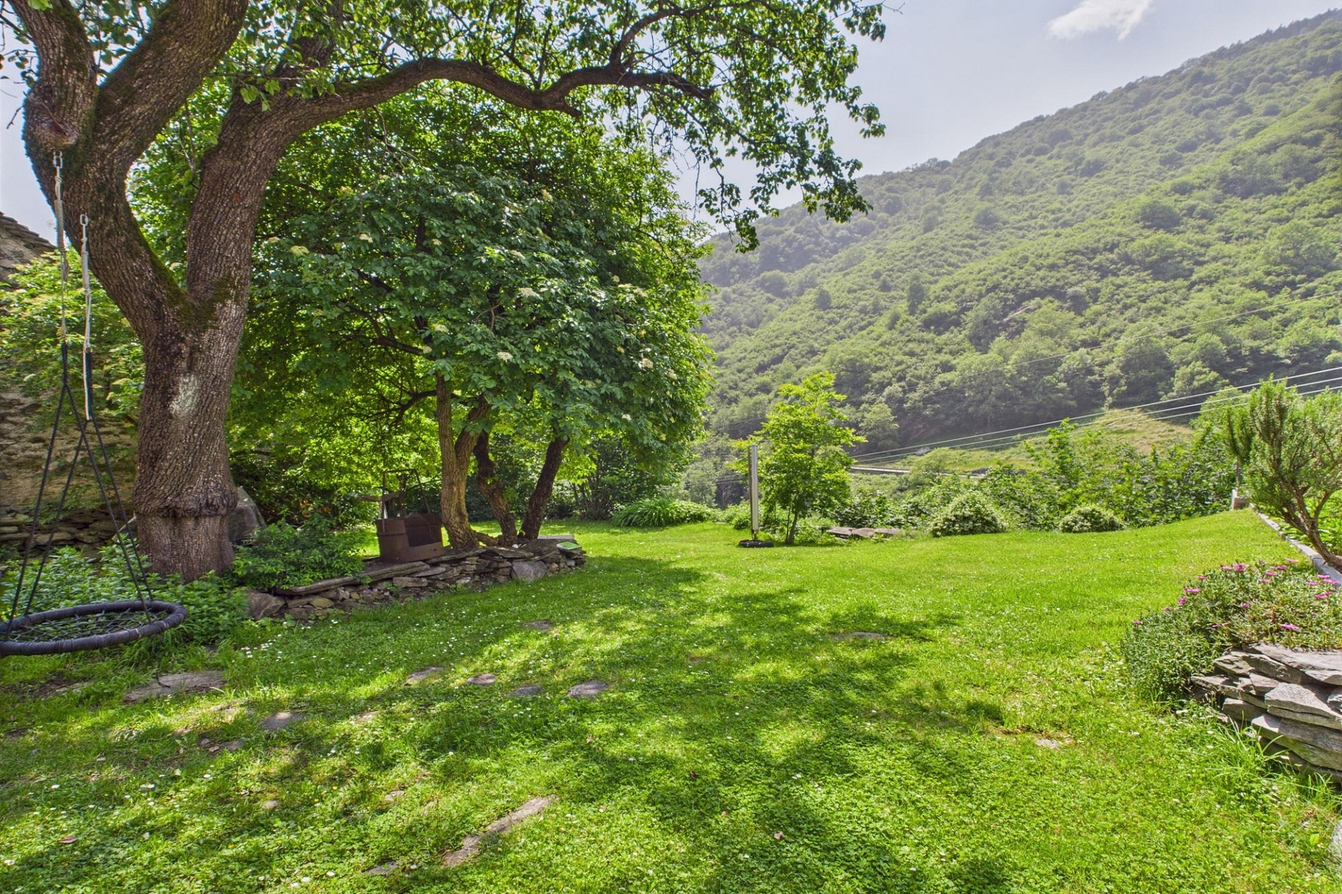 Großer grüner Garten mit Bergblick