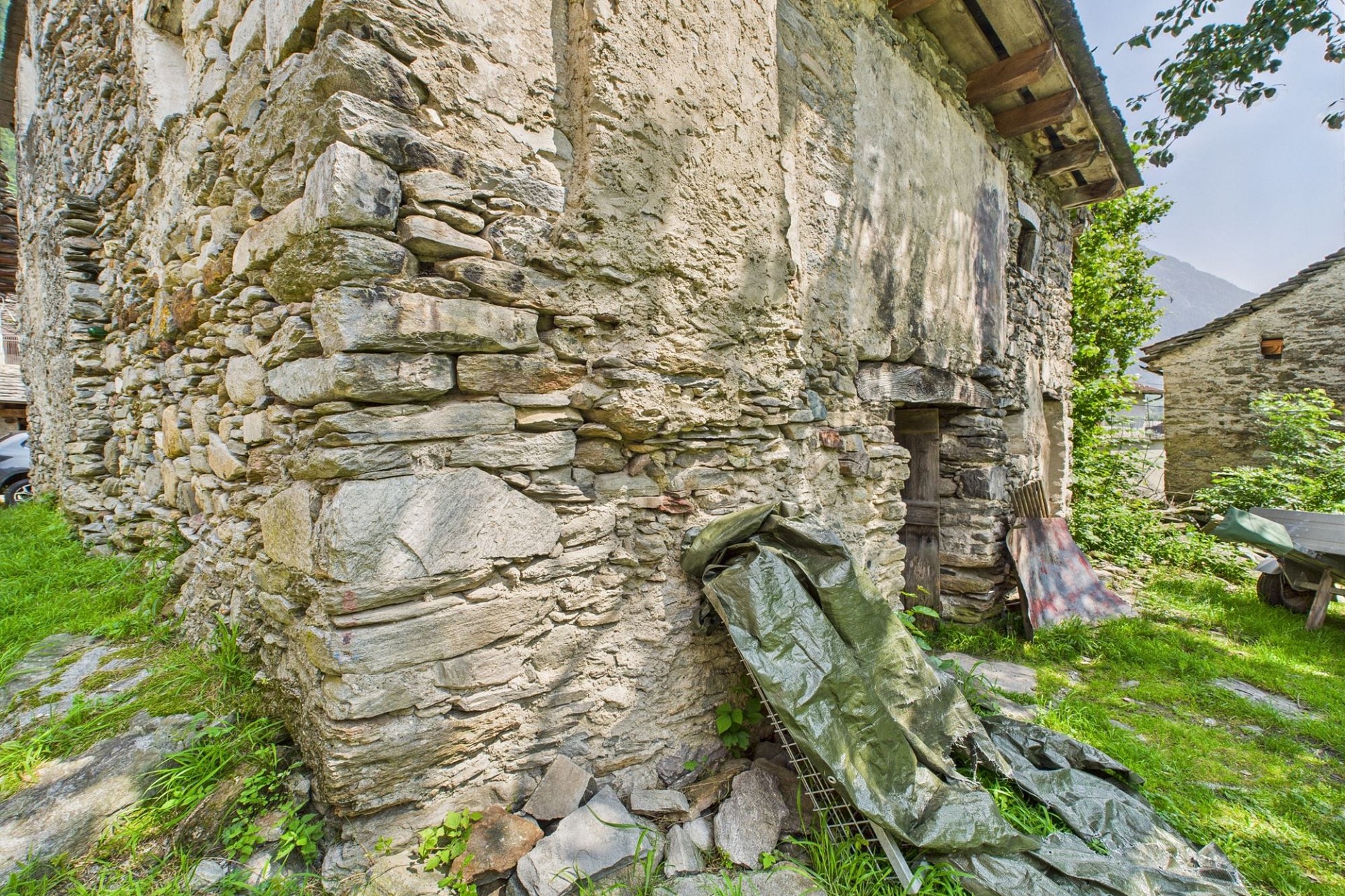 Altes Steinhaus im Außenbereich
