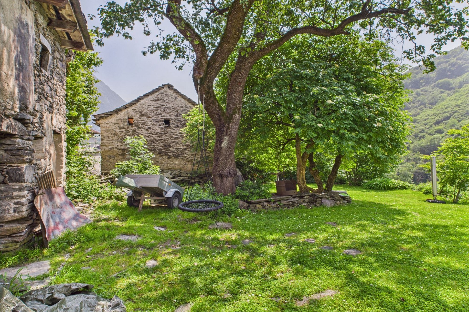Ländlicher Garten mit rustikalem Steinhaus