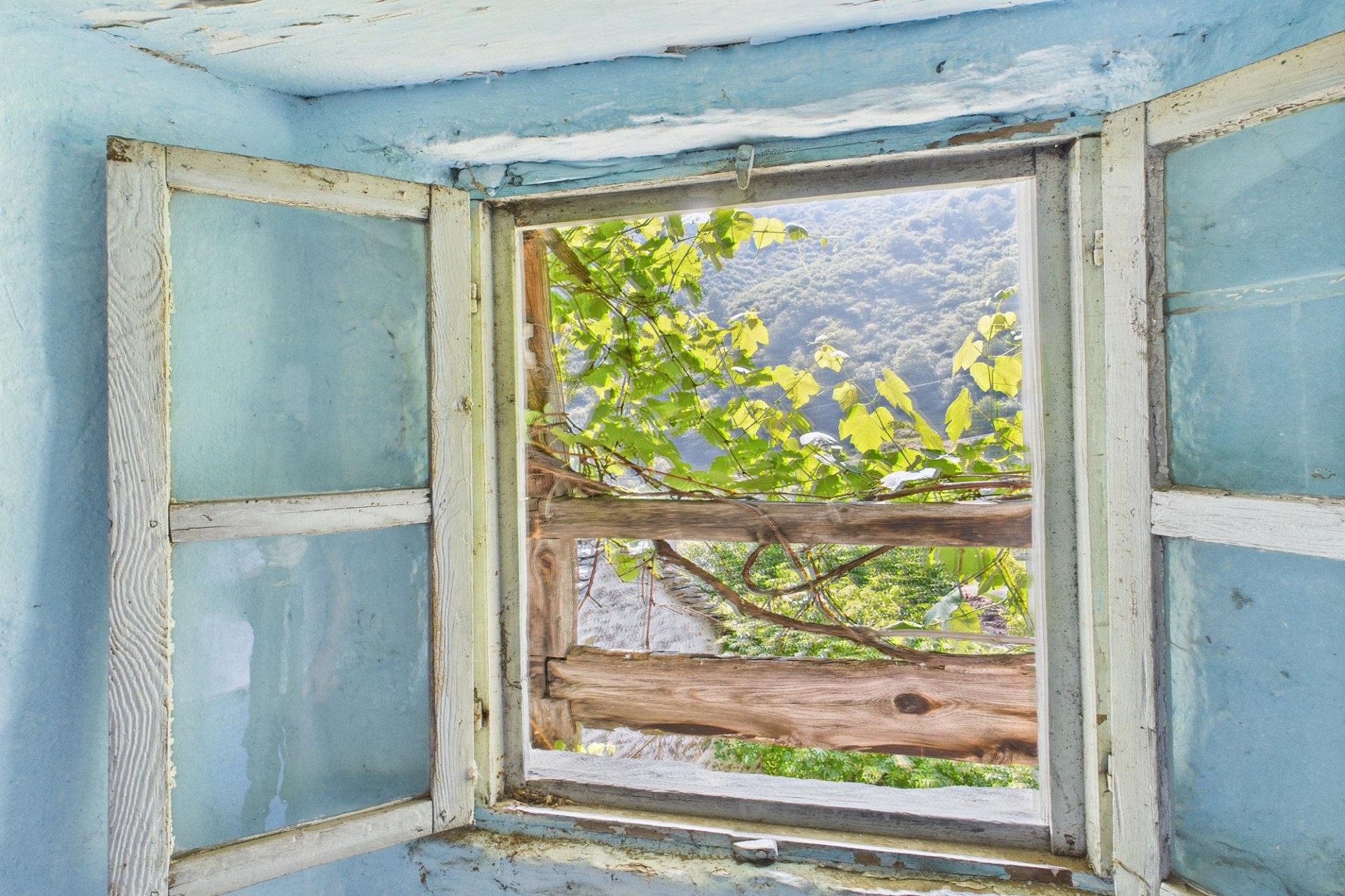 Rustikales Fenster mit Bergblick