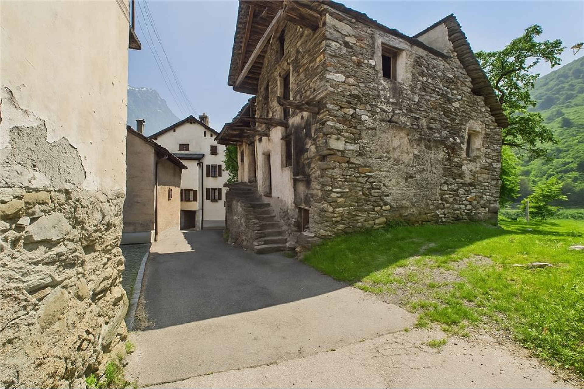 Traditionelles Steinhaus im alpinen Dorf