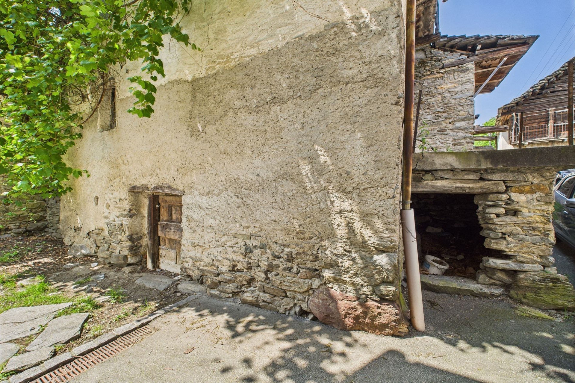 Rustikale Steinfassade mit Anbau im Freien