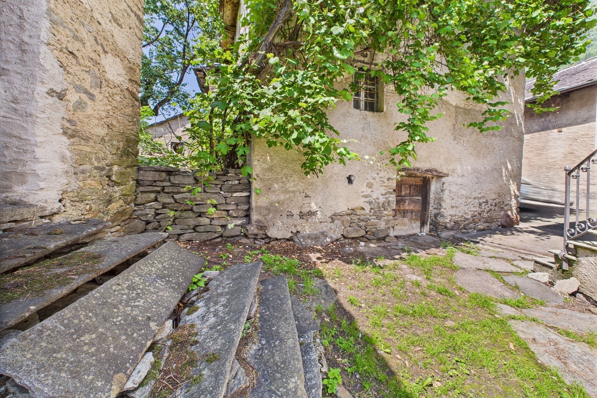 Historischer Außenbereich mit Steintreppe und verwitterten Fassaden