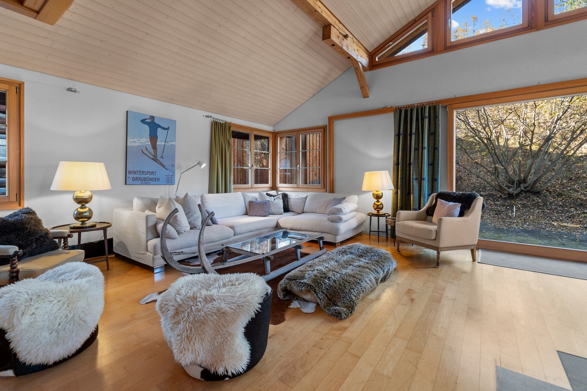 Helles Wohnzimmer mit bergiger Chalet-Atmosphäre