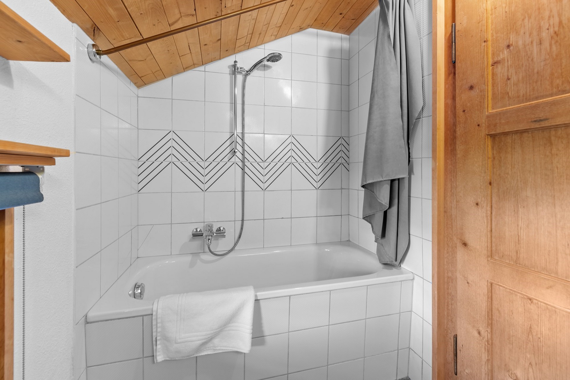 Badezimmer mit Badewanne und Dusche