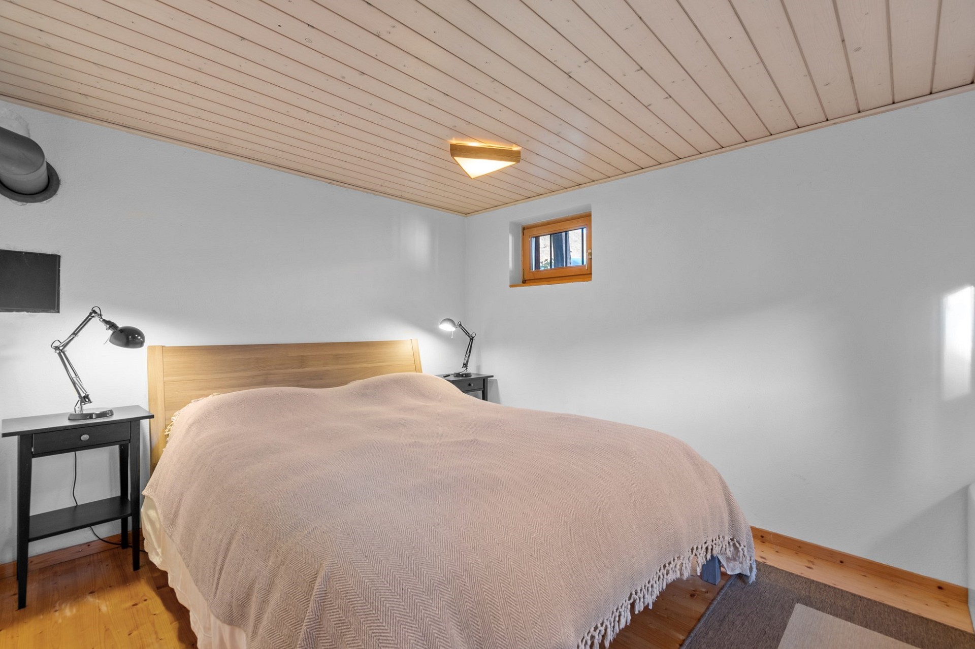 Schlichtes Schlafzimmer im Dachgeschoss