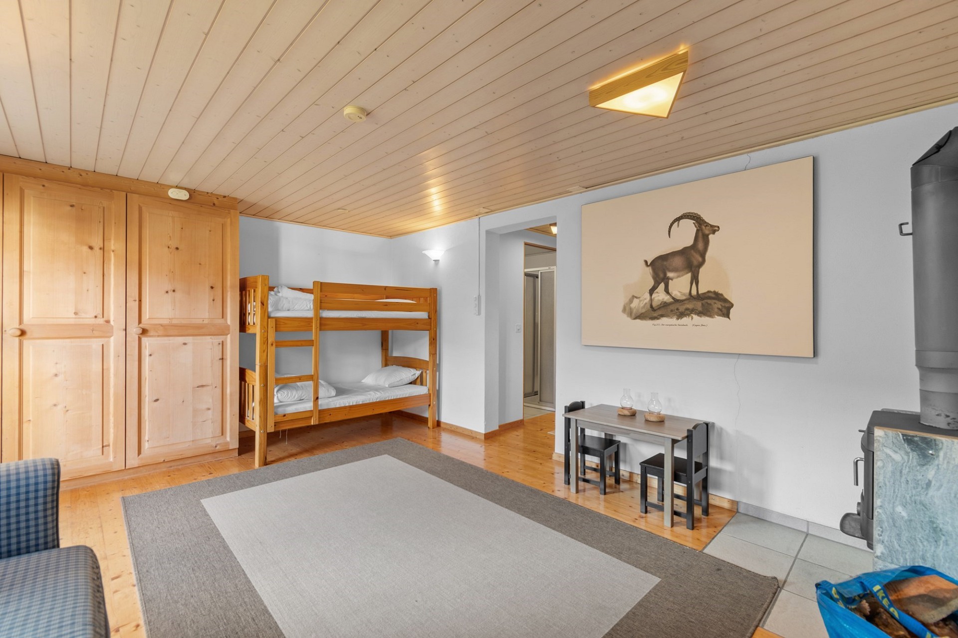 Gemütliches Dachgeschoss-Zimmer mit Holzverkleidung