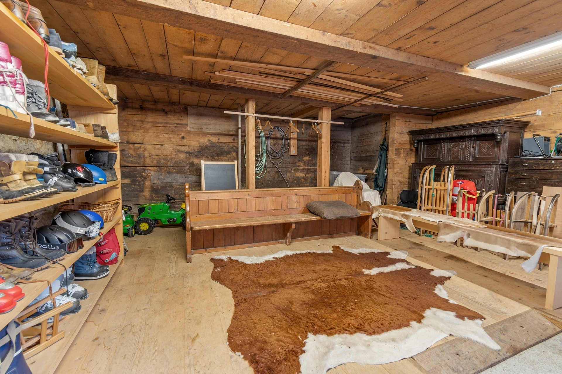 Rustikaler Lagerraum mit Holzinterieur