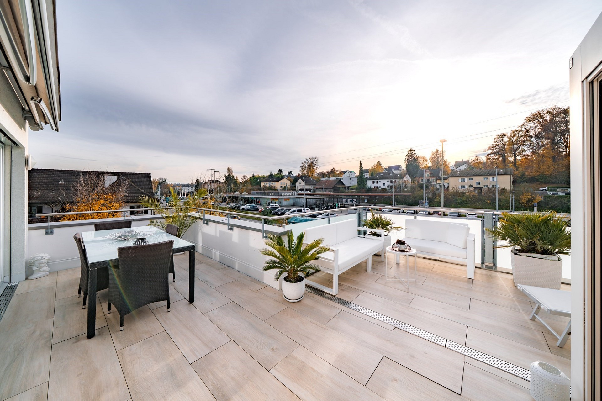 Große Dachterrasse mit Sitzbereich