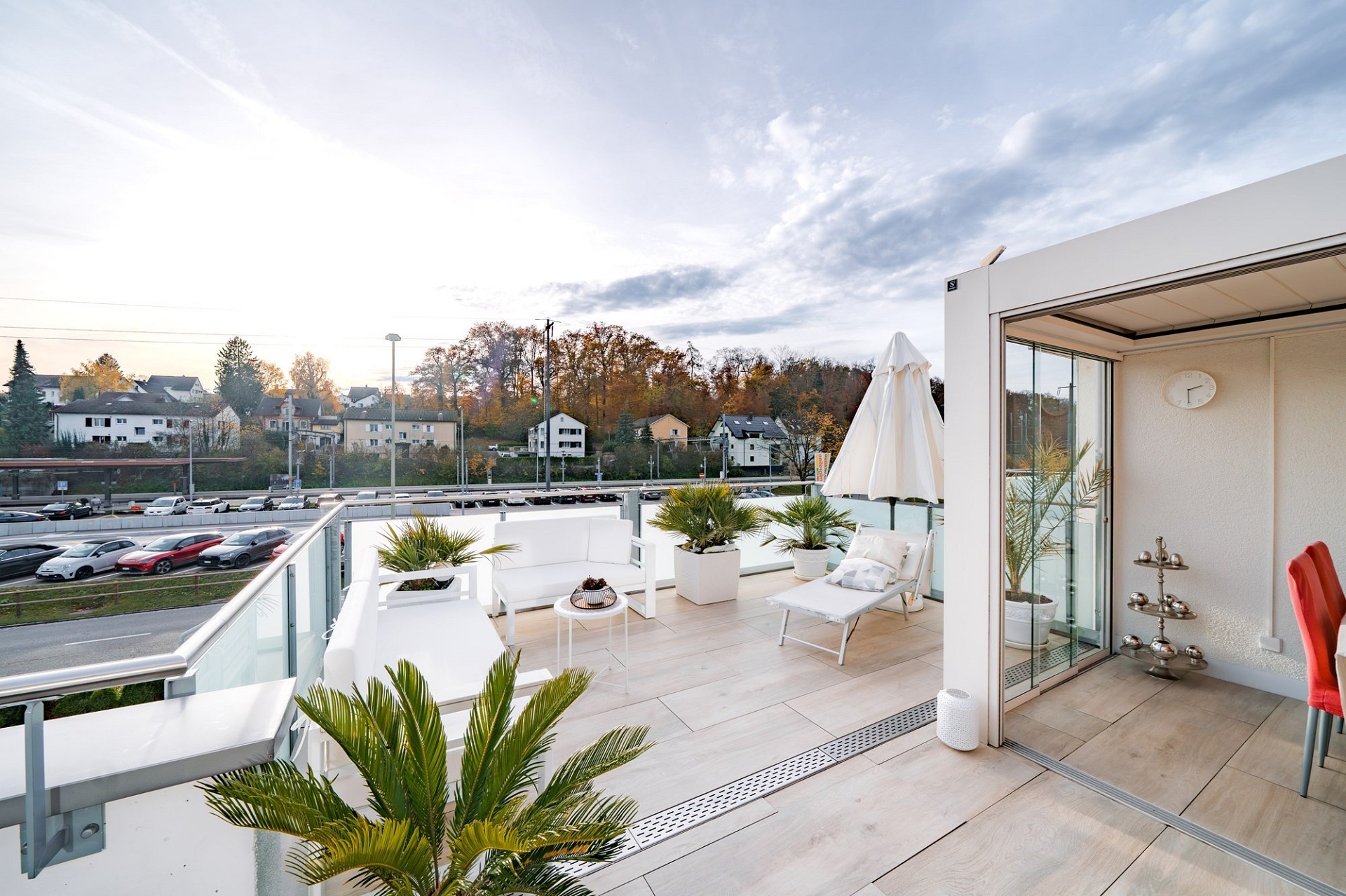 Großzügige Terrasse mit Lounge-Möbeln