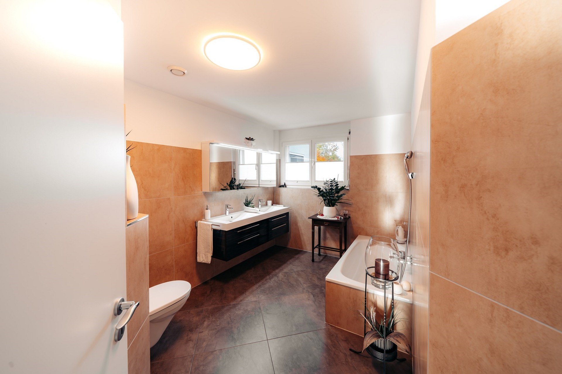 Modernes Badezimmer mit Wanne und Doppelwaschbecken