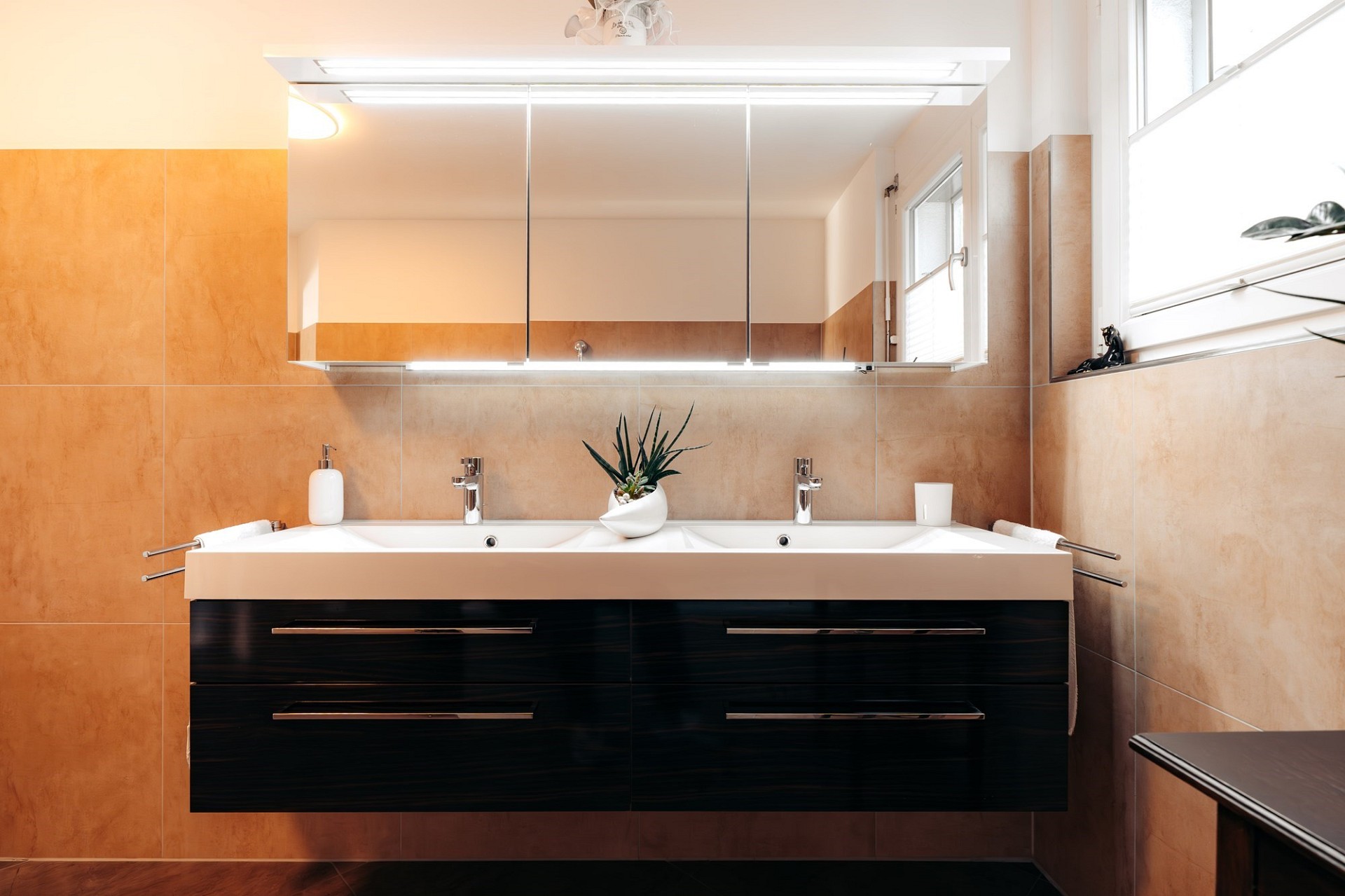 Modernes Badezimmer mit Doppelwaschtisch