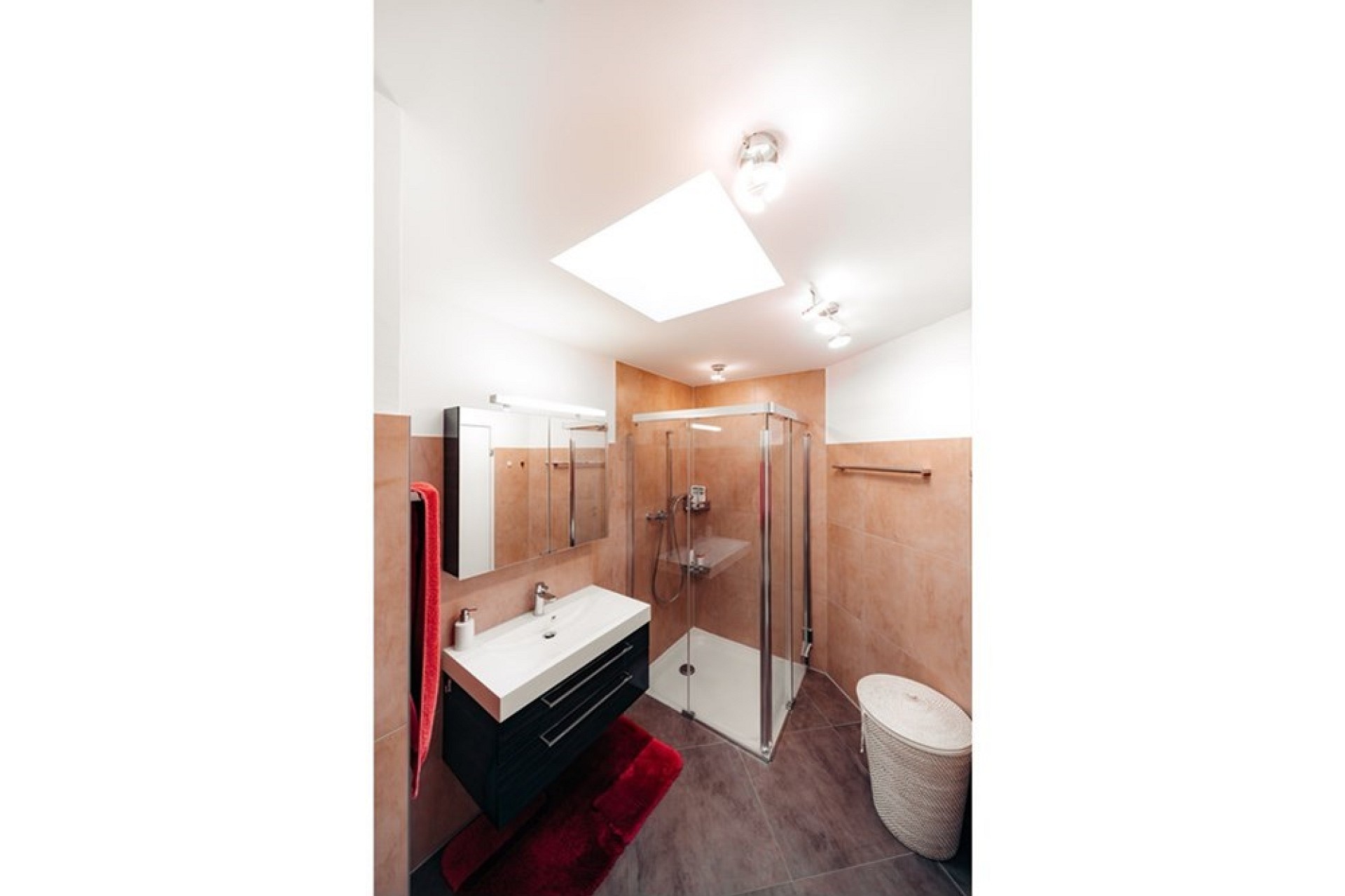 Modernes Badezimmer mit Dusche