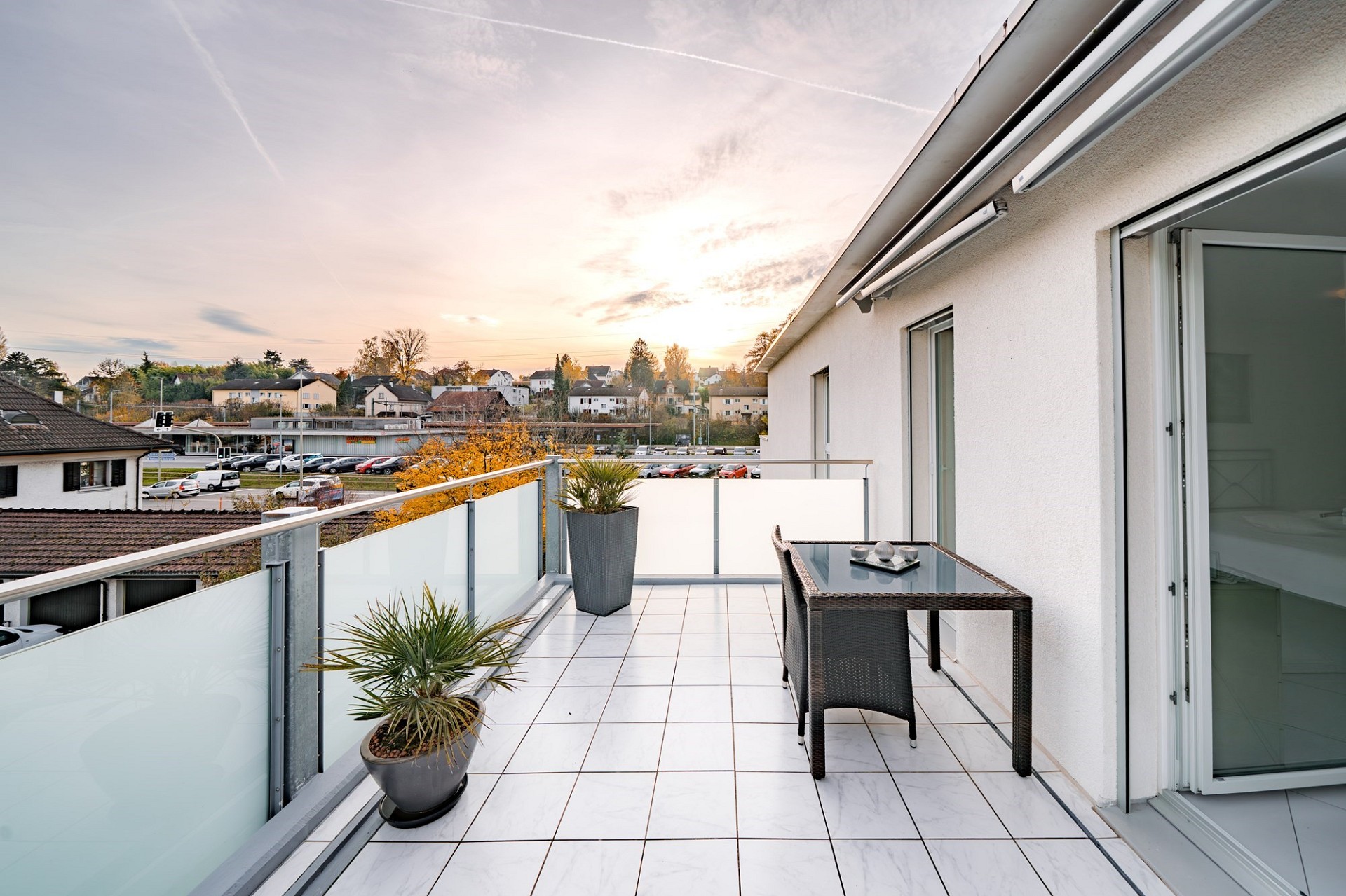 Moderne Balkonterrasse mit Blick ins Umfeld