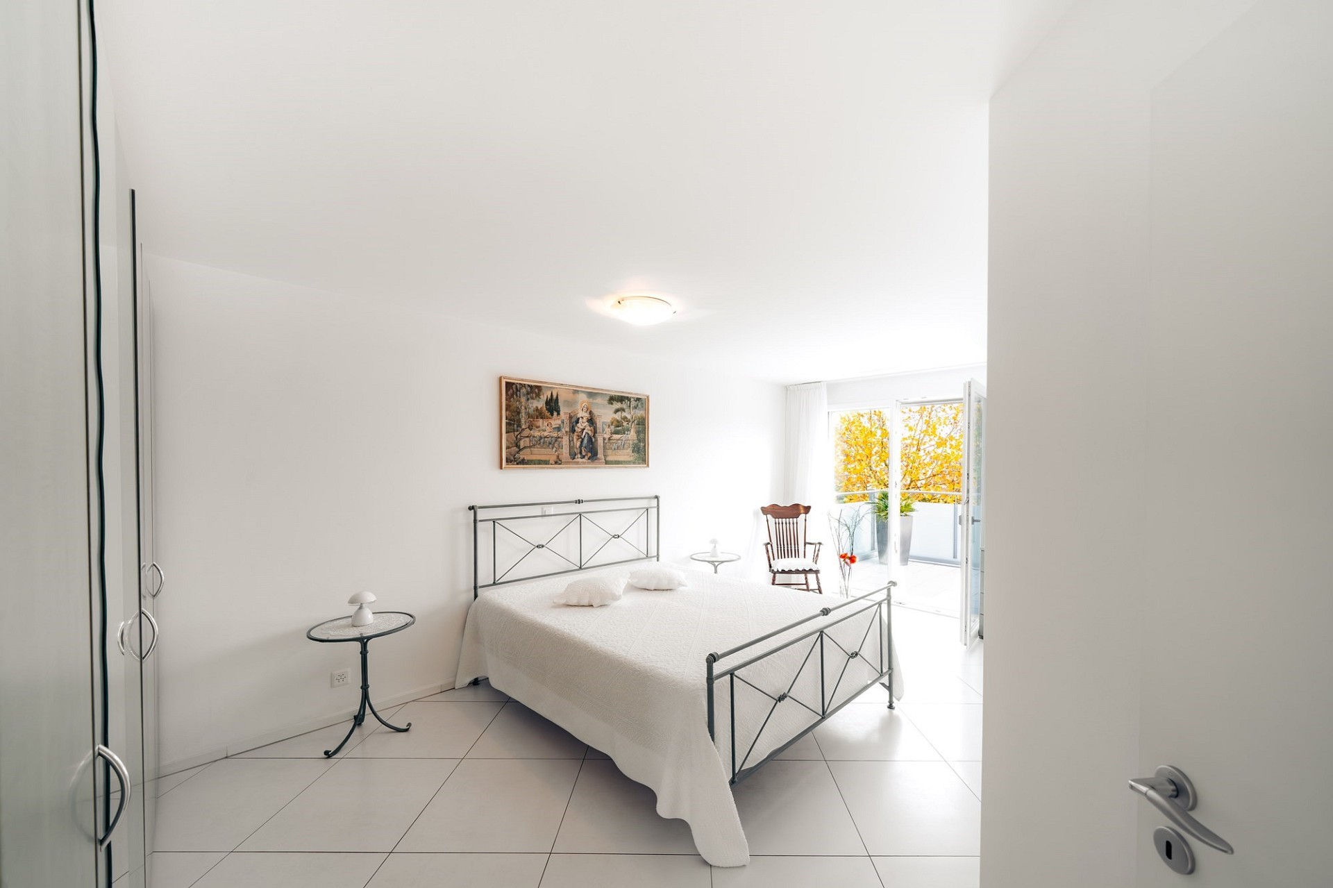 Helles Schlafzimmer mit Balkonzugang