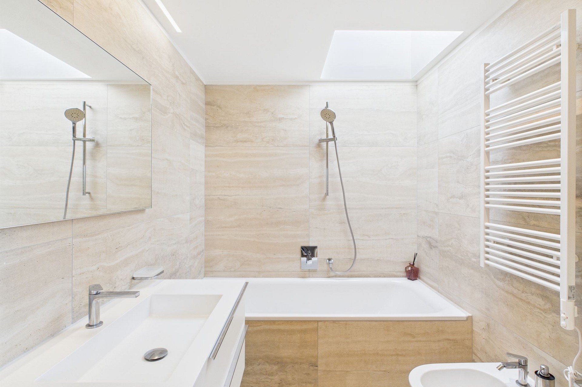 Helles Badezimmer mit Wanne und Dusche