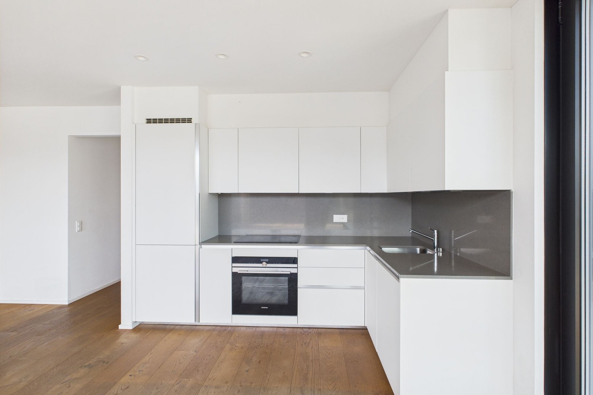 Moderne Einbauküche in offenem Wohnraum