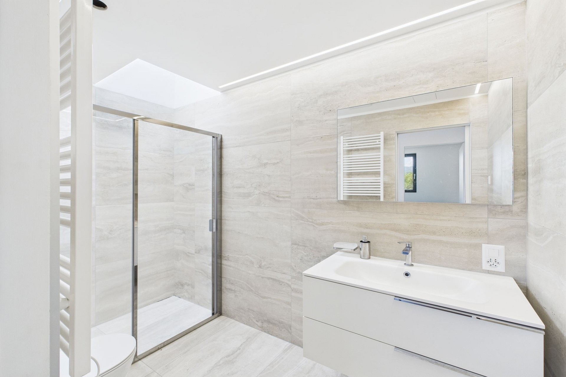 Modernes Badezimmer mit Walk-in-Dusche