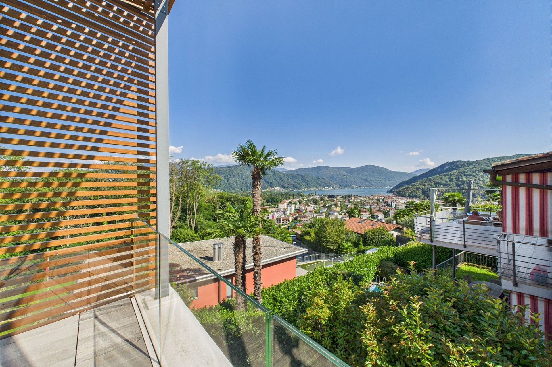 Balkon mit Seeblick und Bergpanorama