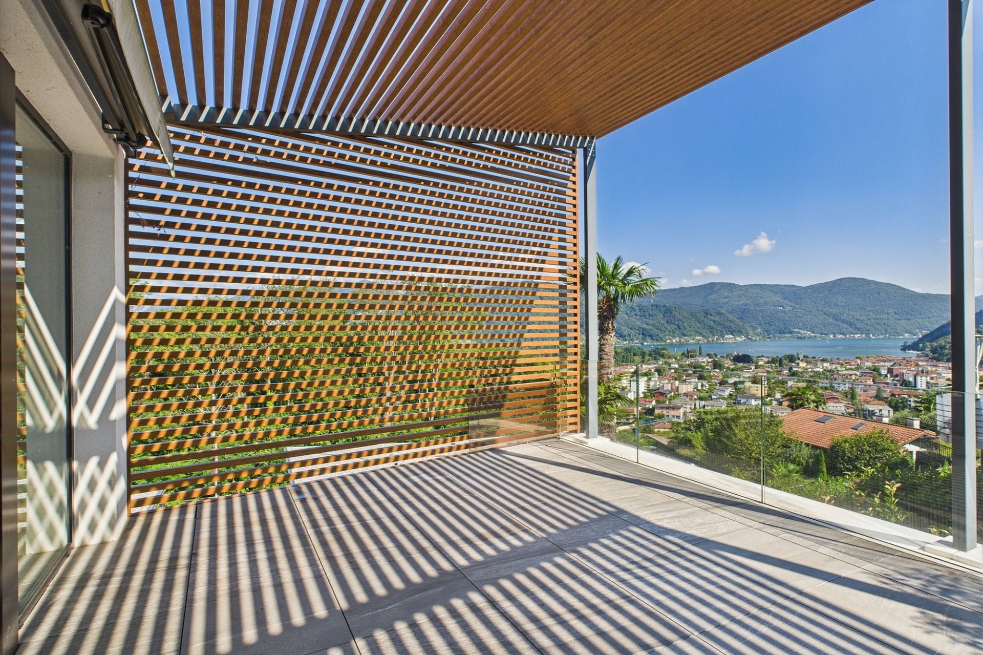 Überdachte Terrasse mit Seeblick