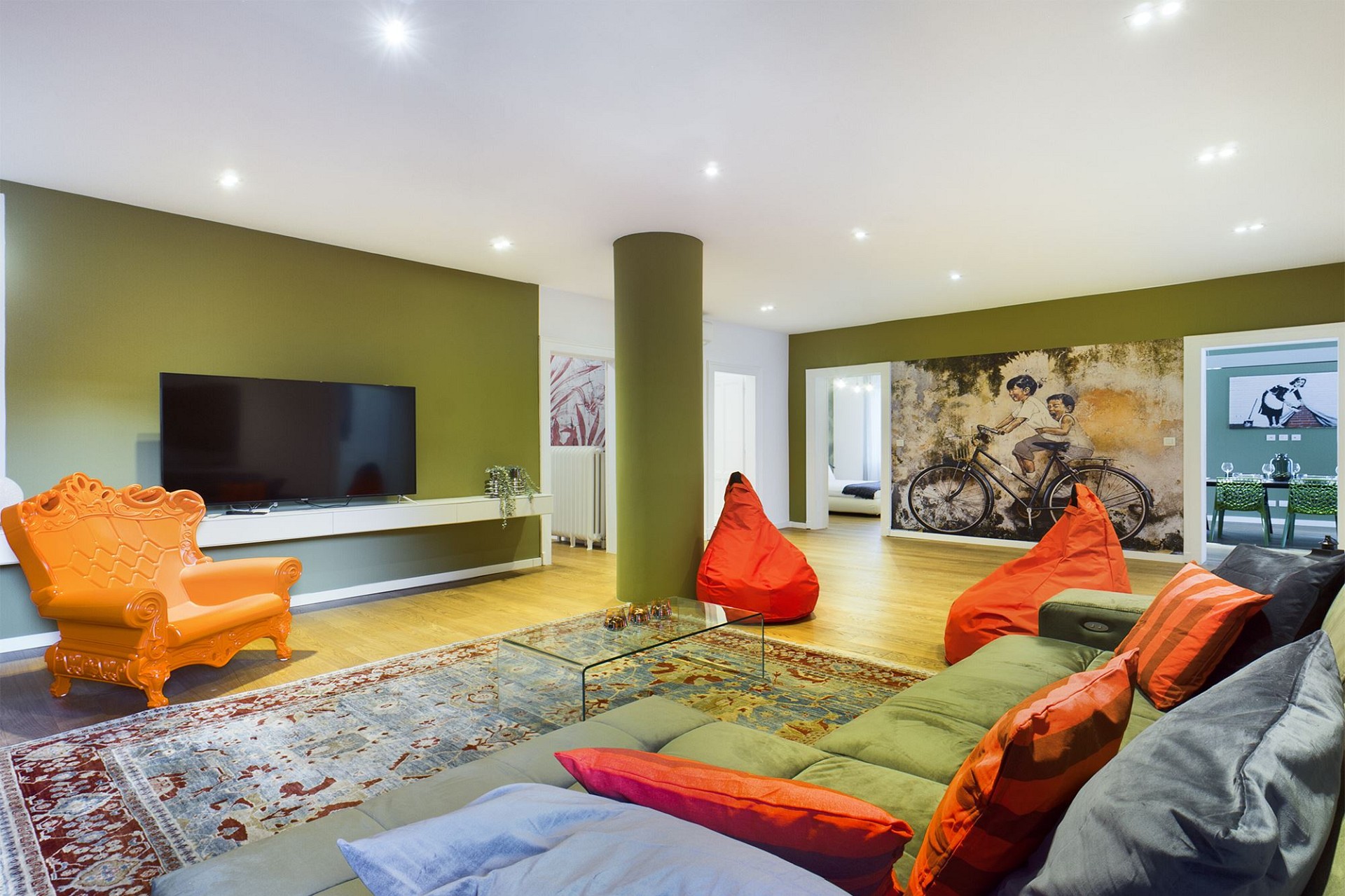 Modernes, farbenfrohes Wohnzimmer