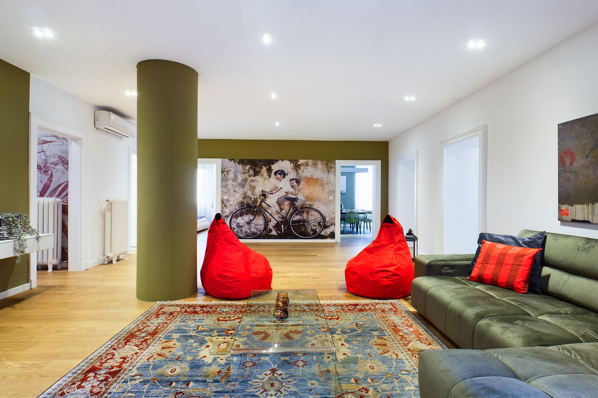 Modernes Wohnzimmer mit farbigen Akzenten