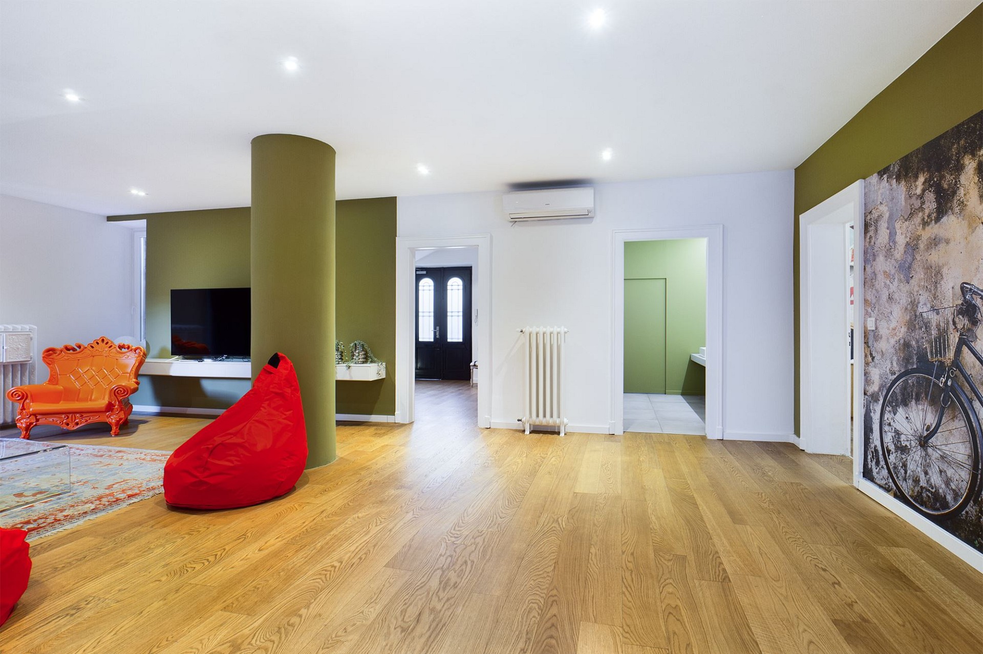 Großer Wohnraum mit Designakzenten