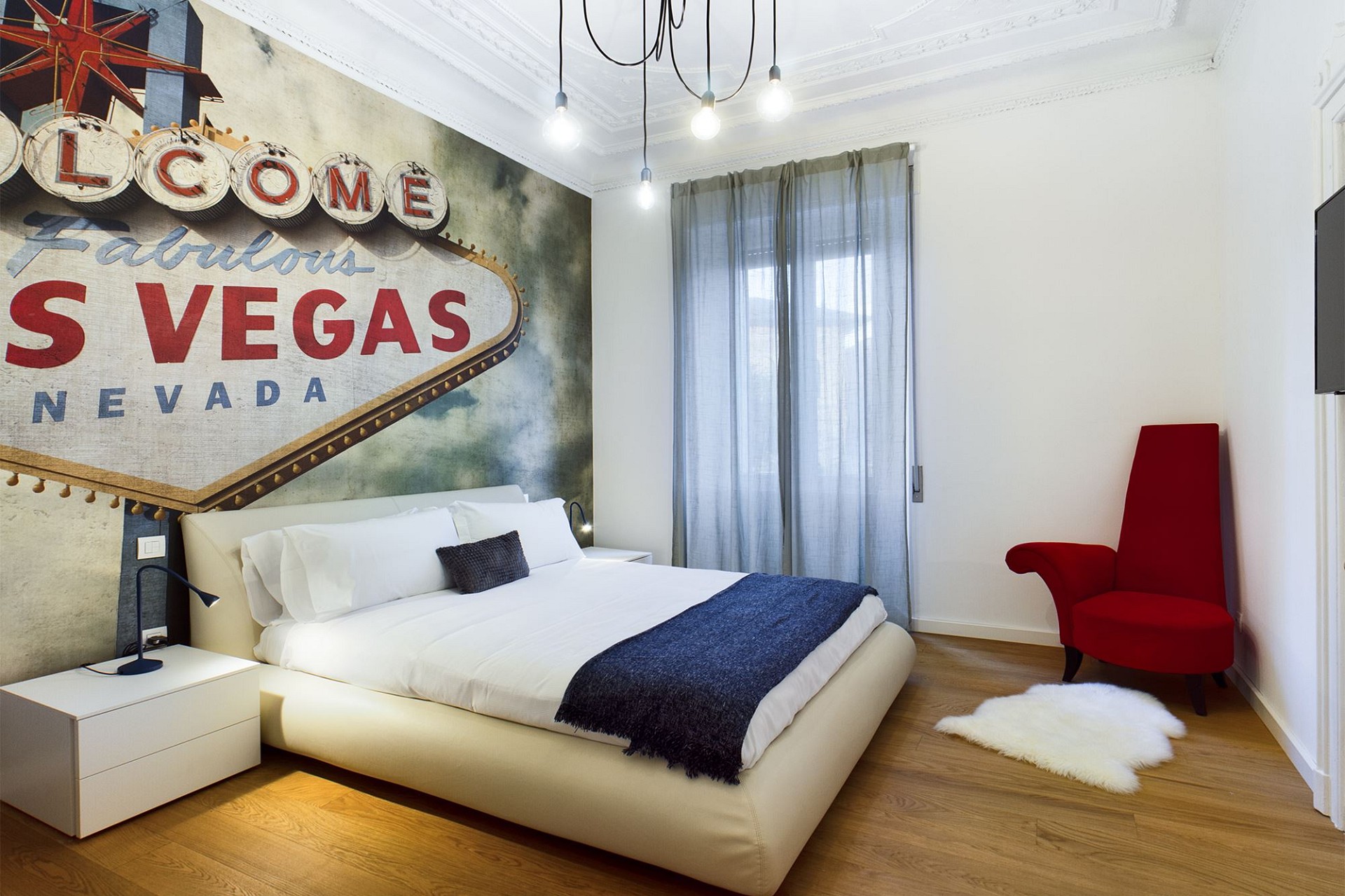 Modernes Schlafzimmer mit dekorativer Vegas-Wandgrafik