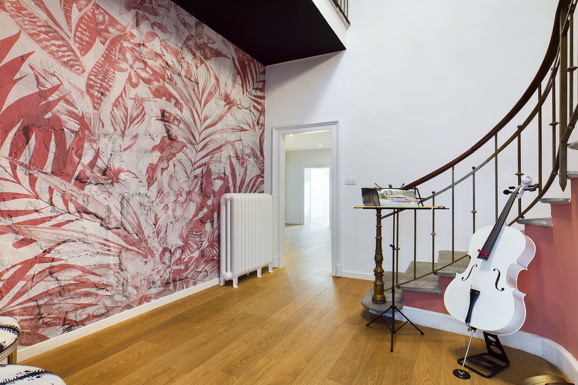 Treppenhaus mit Wandkunst und Instrument