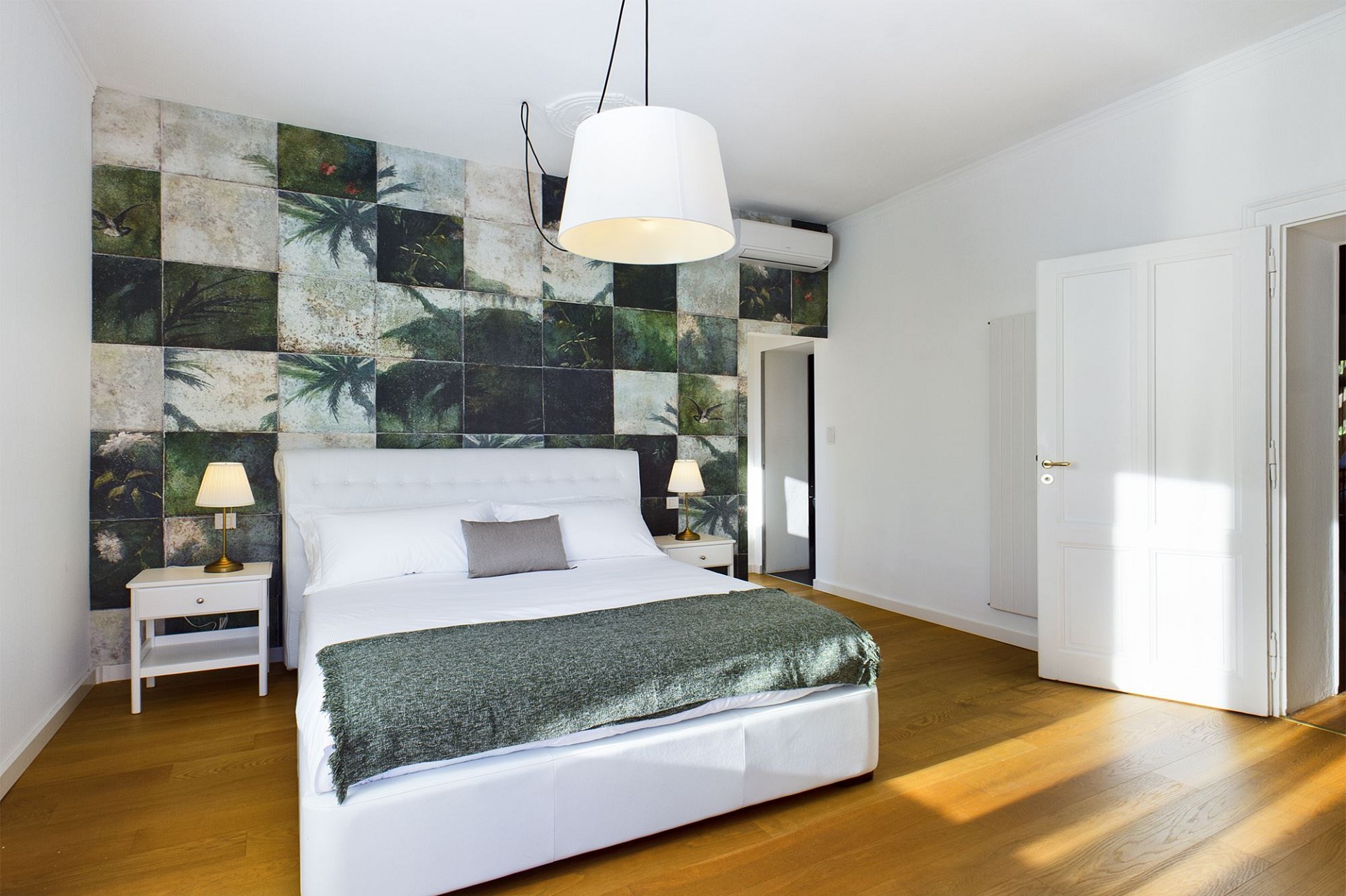 Helles Schlafzimmer mit tropischer Akzentwand