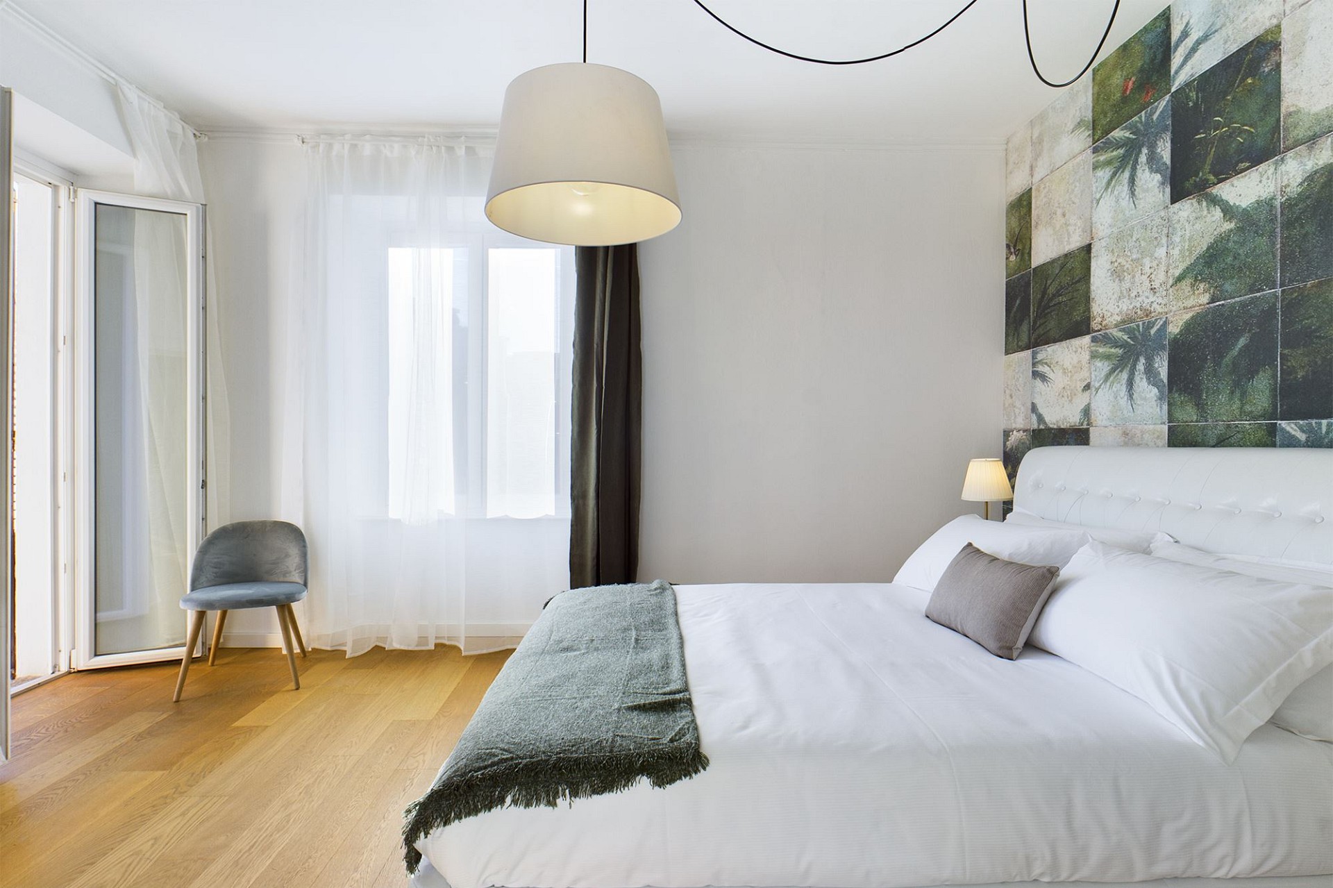 Helles Schlafzimmer mit Balkonzugang