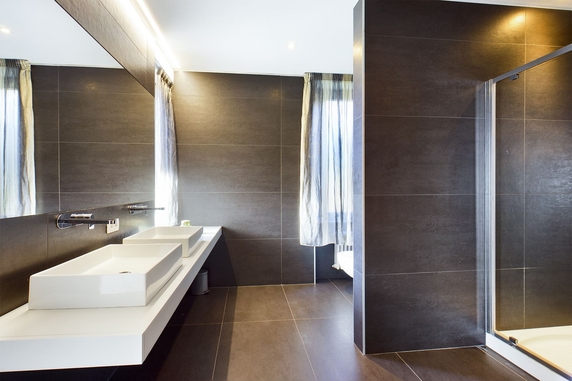 Modernes Badezimmer mit Doppelwaschbecken und Dusche