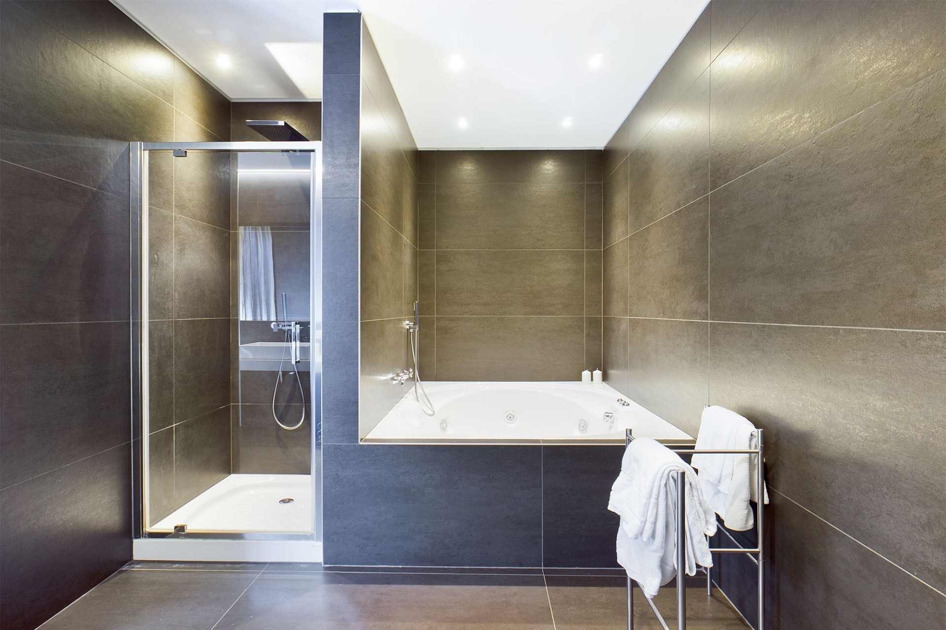 Modernes Badezimmer mit Dusche und Whirlpool-Wanne