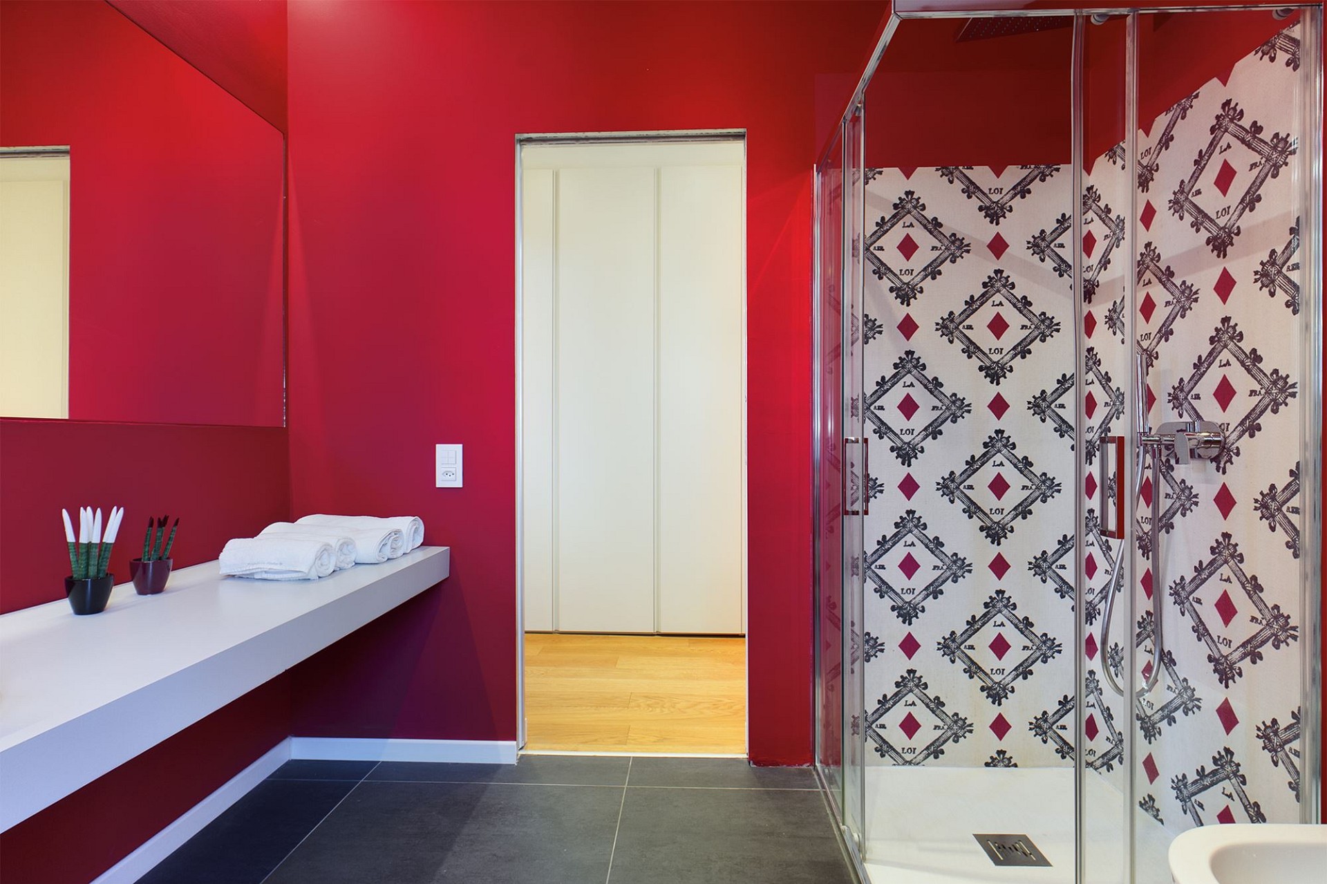 Modernes Badezimmer mit auffälliger roter Gestaltung