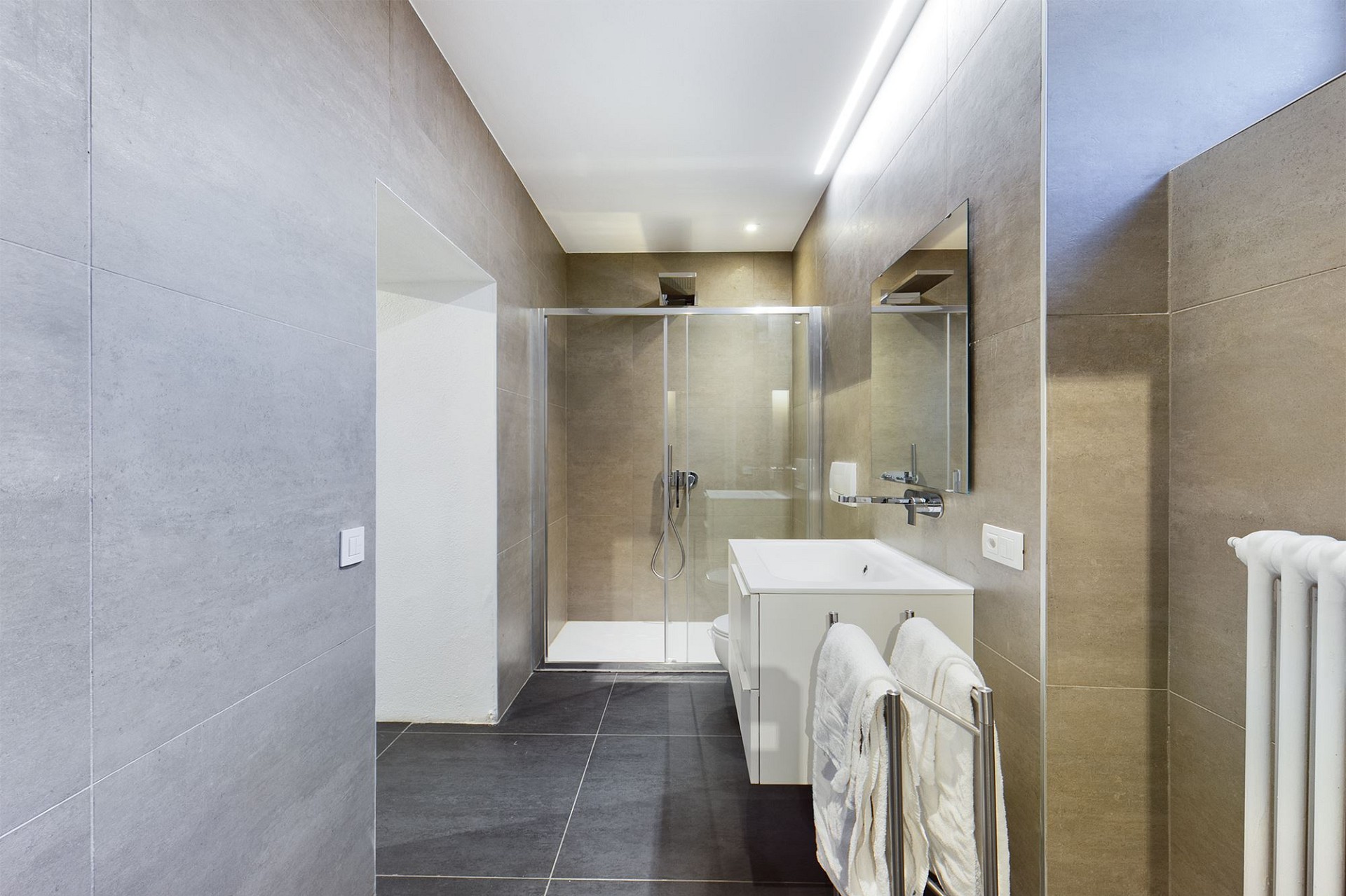 Modernes Badezimmer mit Walk-in-Dusche