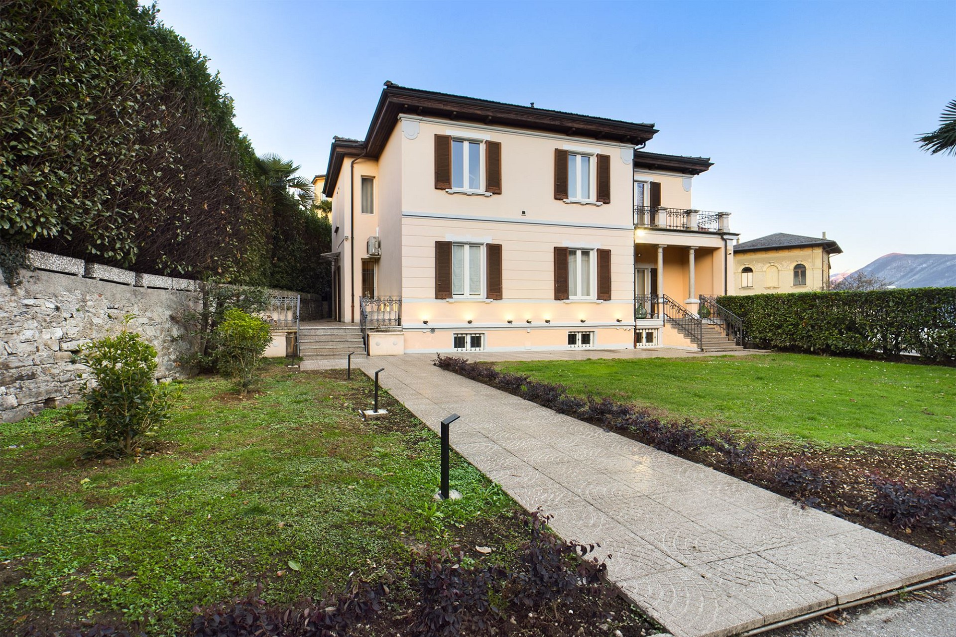 Villa mit Garten und Alpenblick