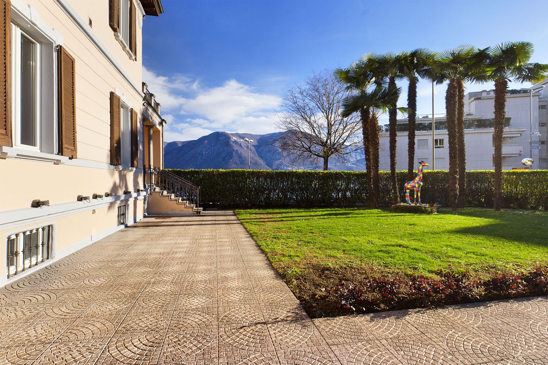 Außenansicht mit Garten und Bergblick