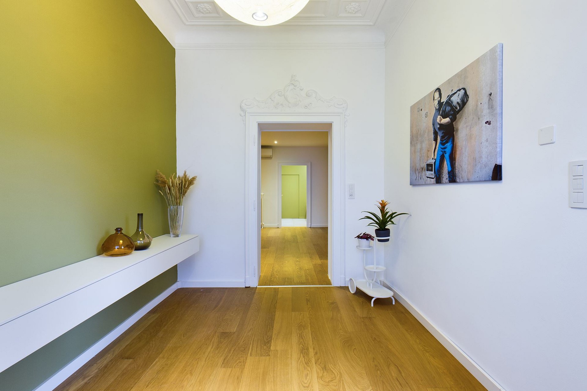 Eleganter Flur mit Holzboden