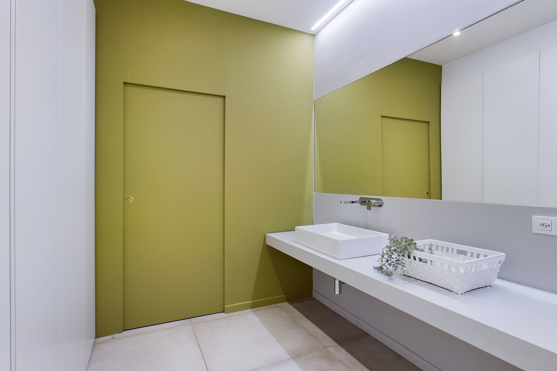 Modernes Badezimmer mit Waschtisch und großer Spiegelwand