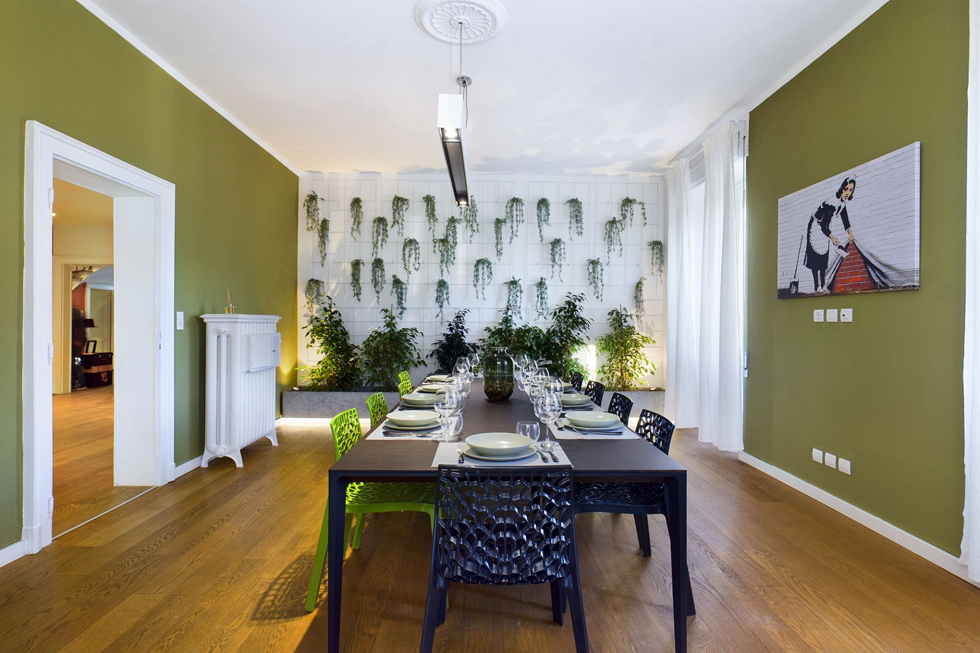 Eleganter Speisesaal mit Pflanzenwand