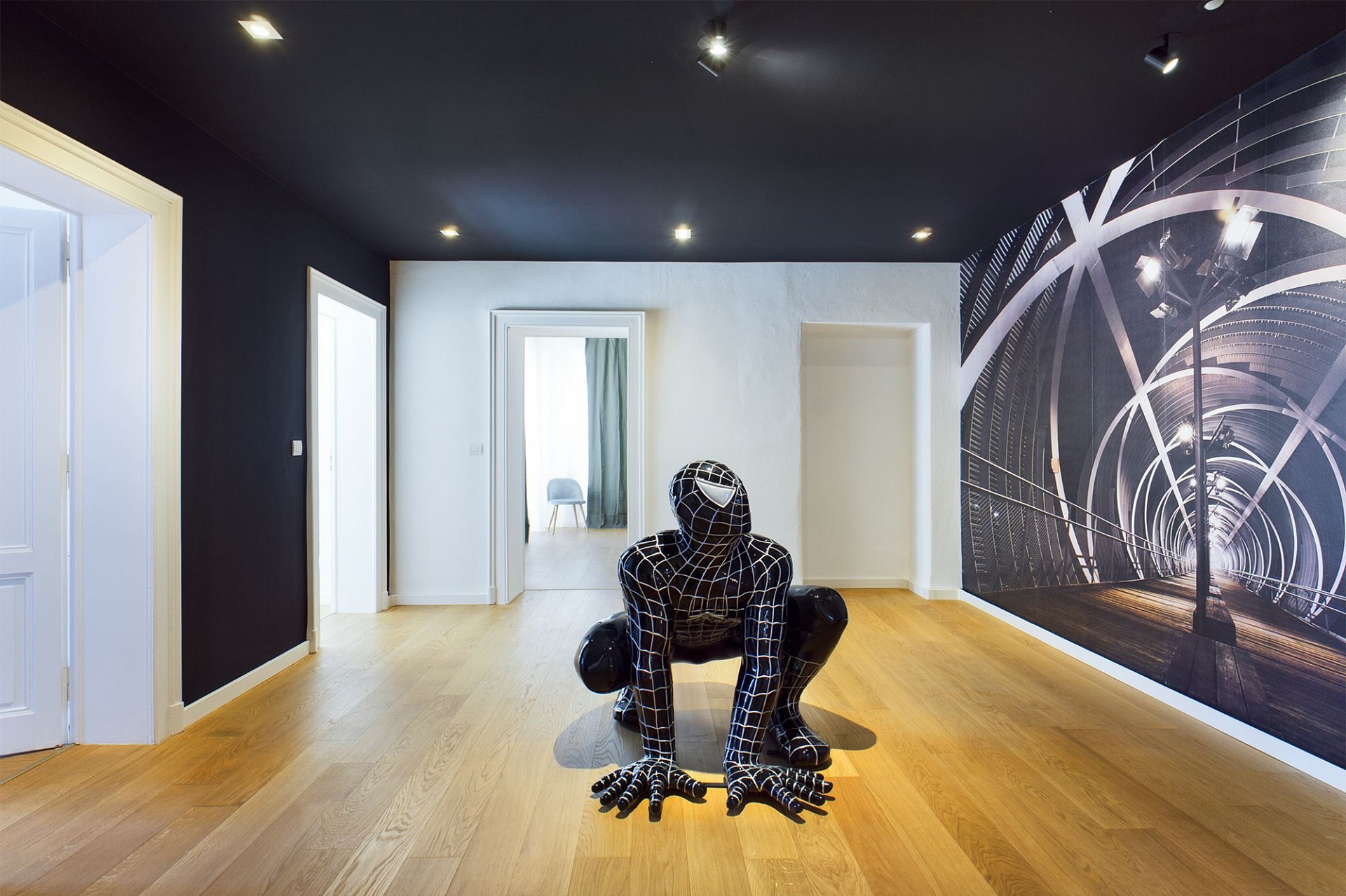 Moderner Flur mit Kunstinstallation