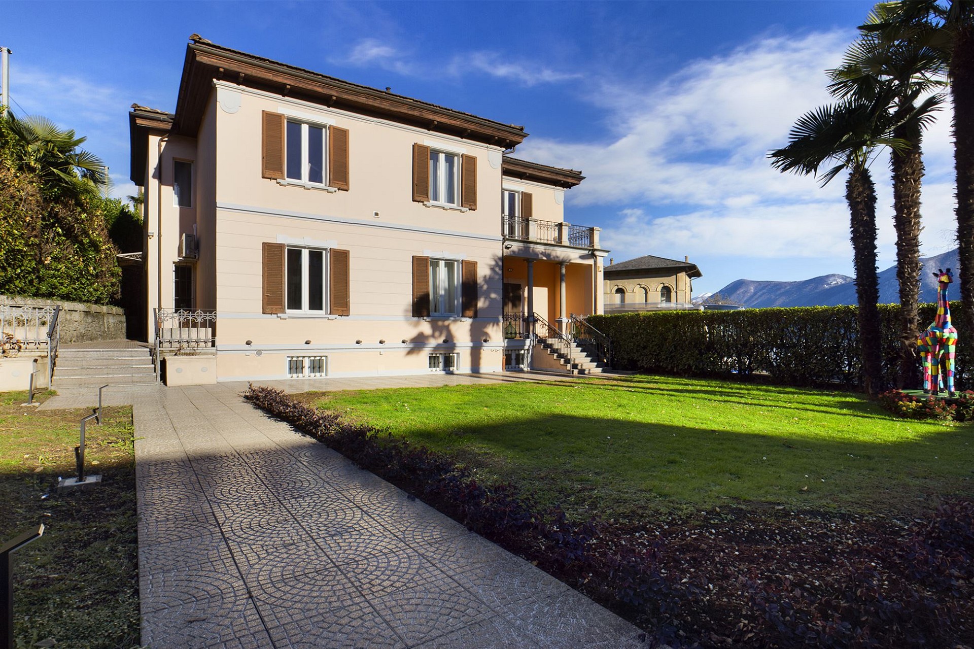 Elegante Villa mit Garten und Bergblick