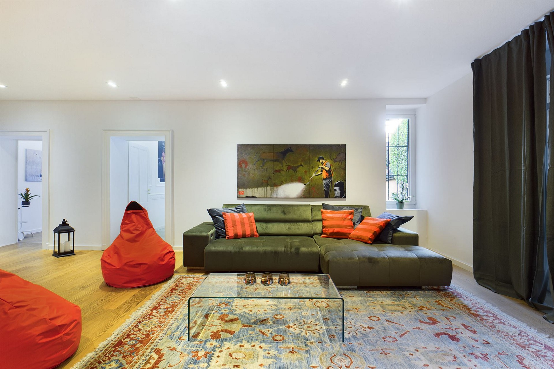 Modernes Wohnzimmer mit Sofa und Bodenteppich