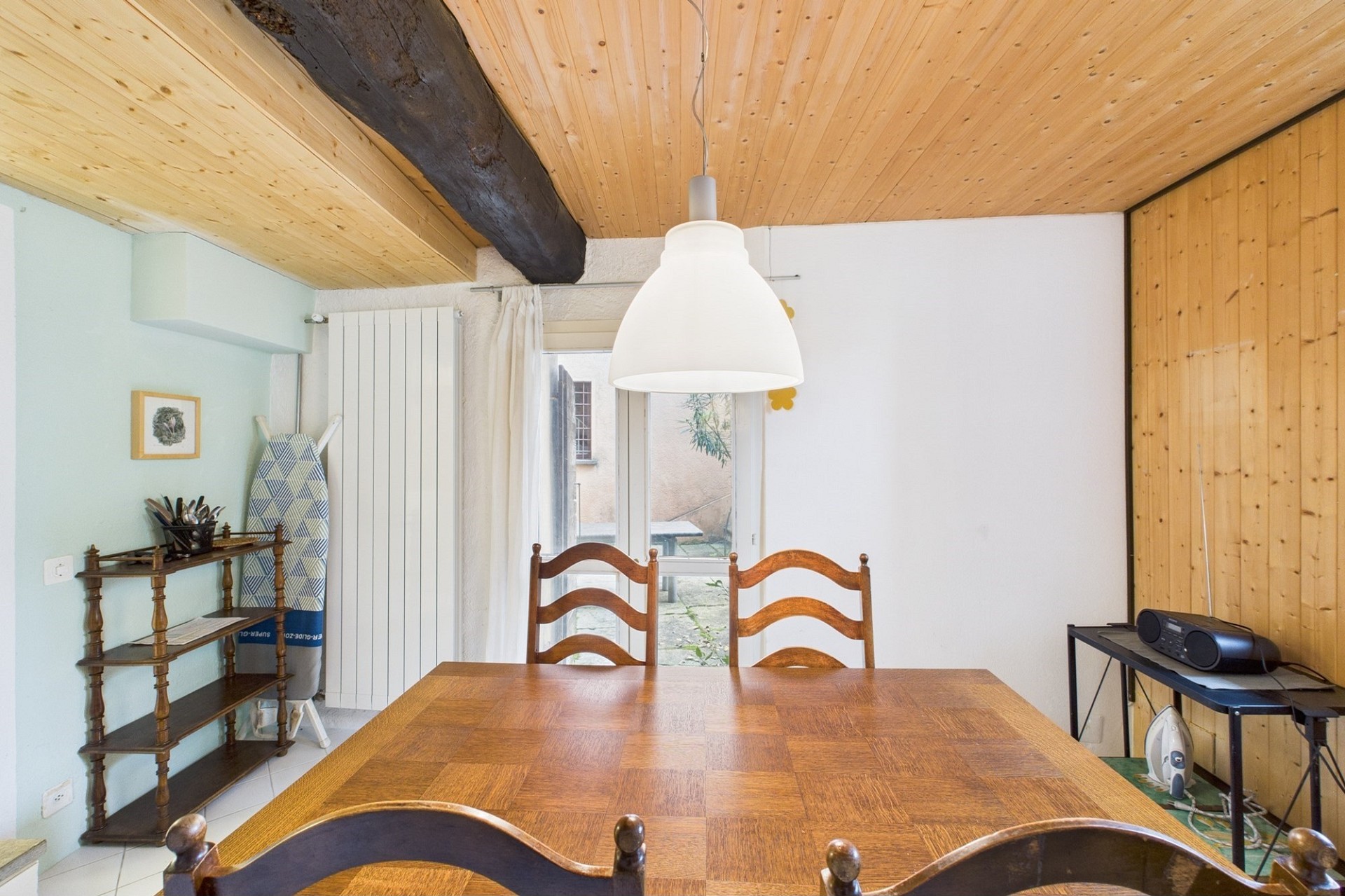 Esszimmer mit Holzbalkendecke