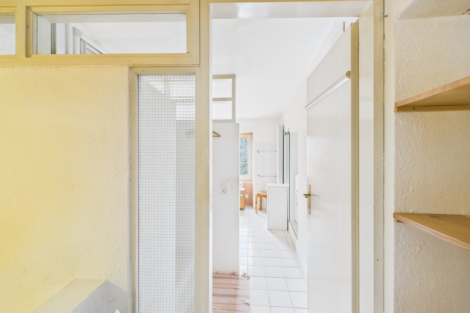 Heller Flur mit Blick in ein Badezimmer