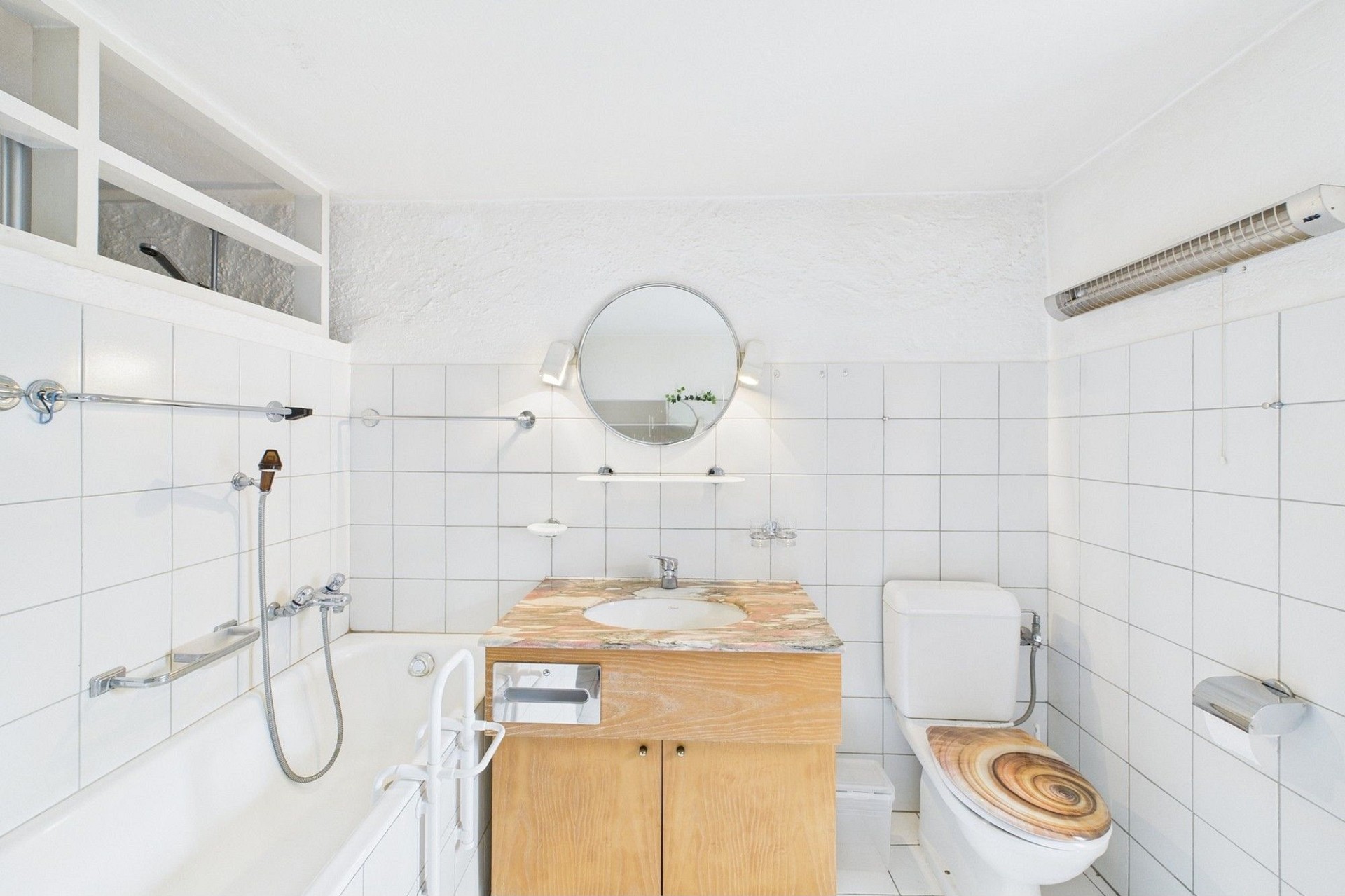 Kompaktes Badezimmer mit Badewanne und WC
